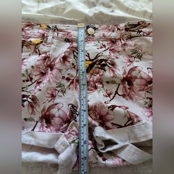 H&M White High Rise Purple Butterfly Floral Cuffed Summer Jean Shorts. Size 8 - Picture 9 of 9